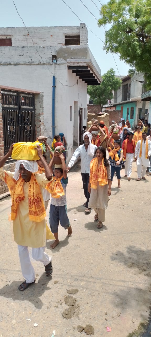 हाथरस* चंदपा गांव में कलश यात्रा के साथ भागवत कथा का हुआ शुभारंभ