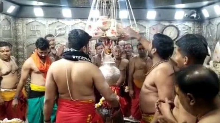 Ujjain Mahakal: महाकाल को गर्मी से बचाने का जतन, गर्भगृह में बांधी गईं 11 मटकियां, ठंडा जल बाबा को देगा राहत