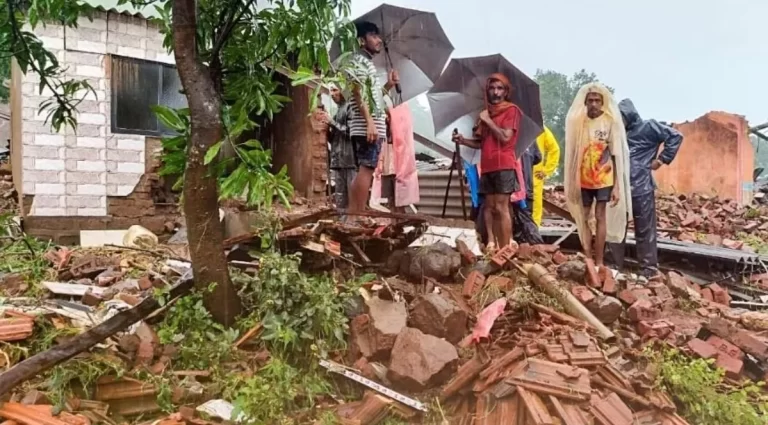 रायगढ़ में भूस्खलन से पांच की मौत, 100 के करीब लोग दबे, मौके पर पहुंचे CM शिंदे