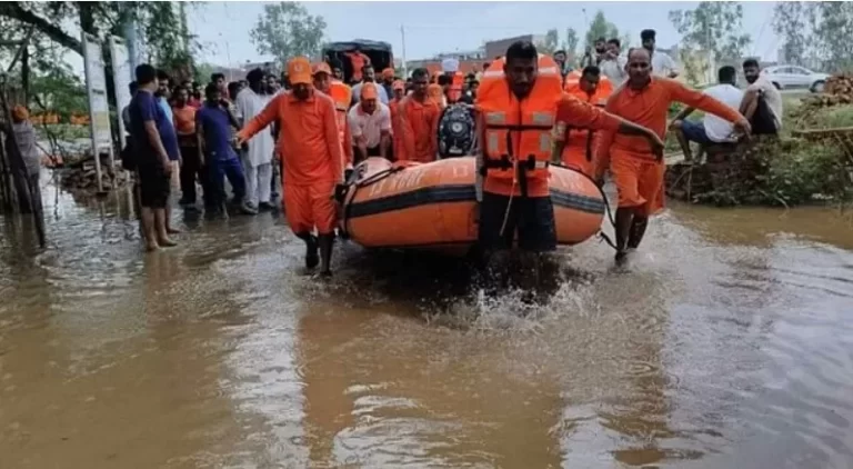 Haryana रौद्र रूप में आई यमुना, बाढ़ की चपेट में 10 जिले, आठ की मौत, 78 लोगों को बचाया गया