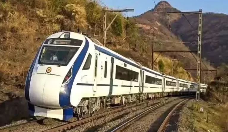 Vande Bharat Express में यात्री की इस हरकत से मची अफरा-तफरी, बजने लगा अलार्म, रुक गई ट्रेन