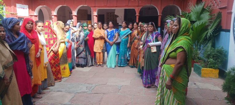 विमान हादसे में मृतकों की आत्मा की शांति हेतु आदर्श महिला एवं बाल कल्याण संस्था ने श्रद्धांजलि सभा का आयोजन किया